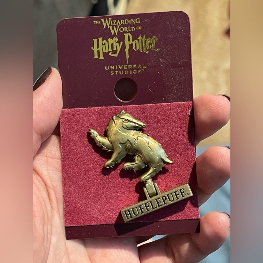 BNIP Hufflepuff Pin Wizarding World of Harry Potter Universal Studios Collector